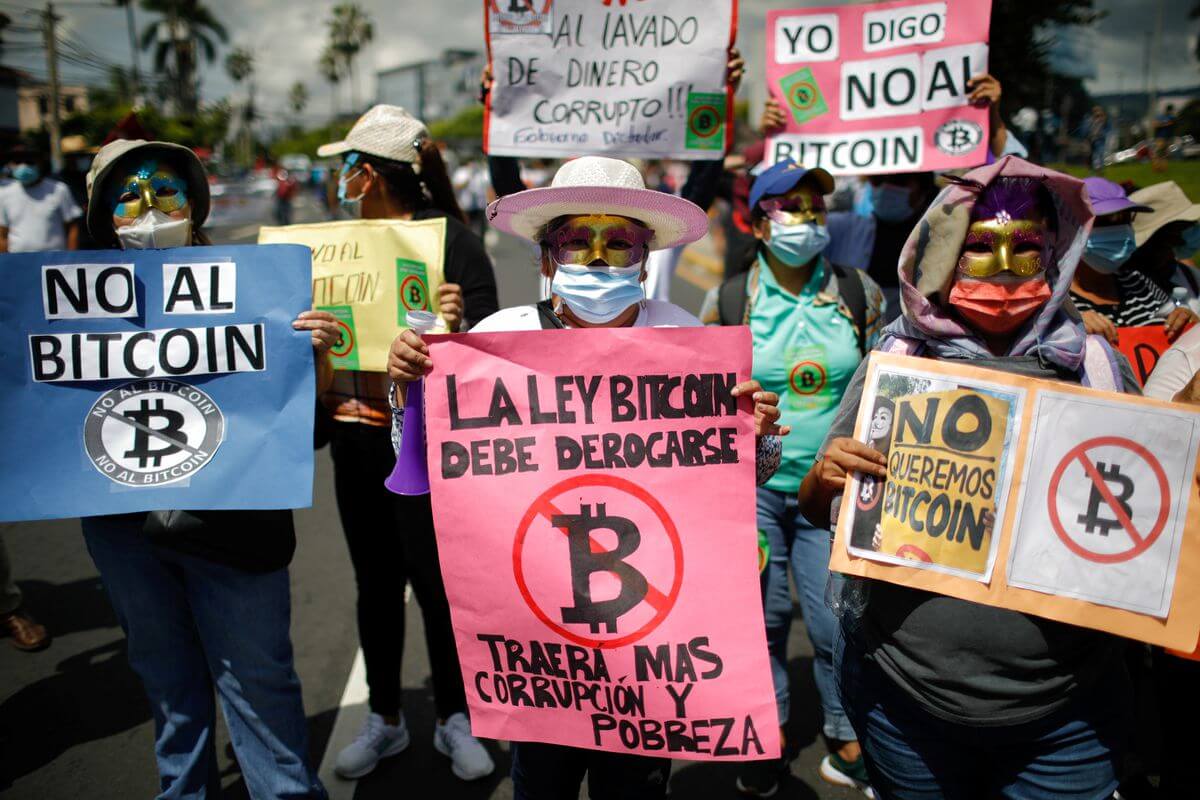 Почему не хотят принимать Биткоин. Принятие Биткоина в Сальвадоре не обошлось без протестов среди местного населения. Фото.