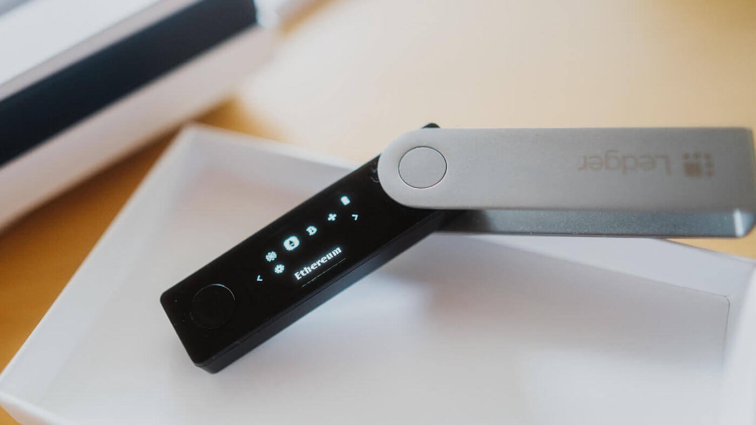 В какие активы стоит инвестировать. Аппаратный кошелёк Ledger Nano X. Фото.