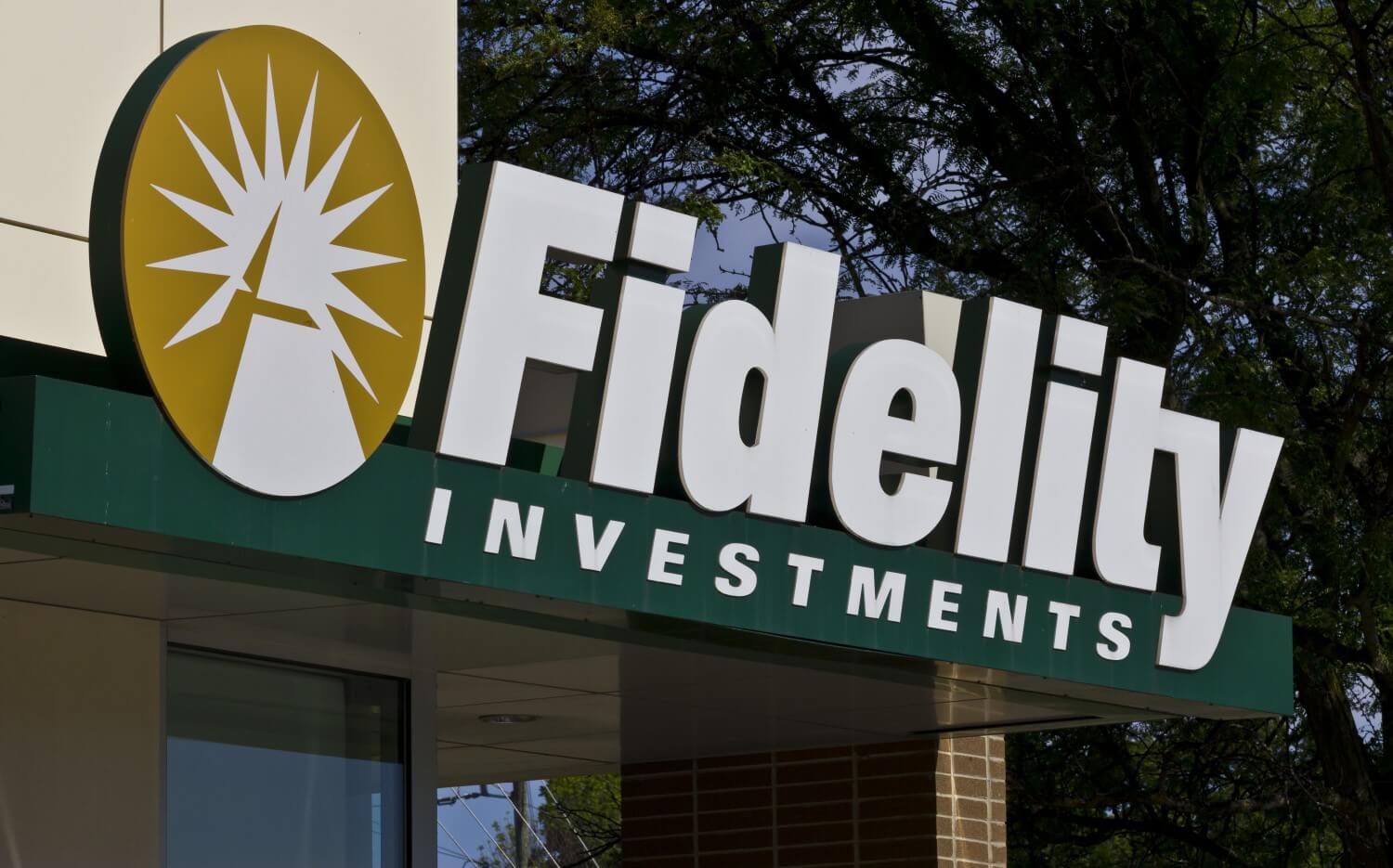 Что будет с курсом Эфириума ETH. Логотип компании Fidelity Investments. Фото.