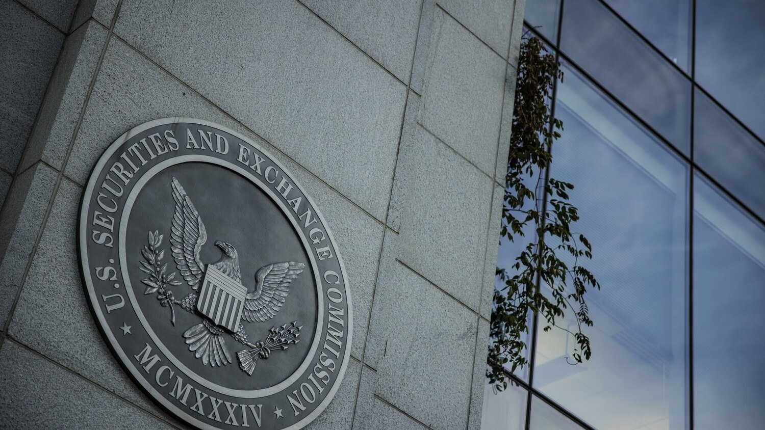 Регулятор США обещает новые судебные иски против криптовалютных компаний. Почему? Логотип Комиссии по ценным бумагам и биржам США. Фото.