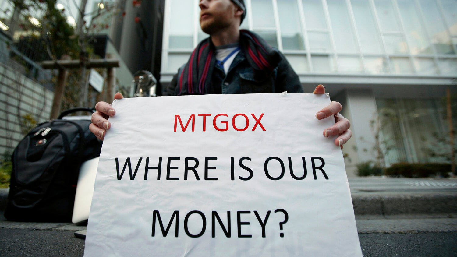 Как именно криптобиржа-банкрот Mt.Gox выплачивает компенсации своим кредиторам: подробное объяснение. Один из бывших пользователей криптобиржи Mt.Gox на протесте. Фото.