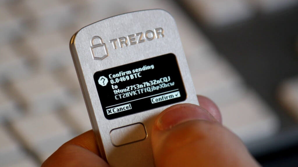 Чего ждать от Биткоина в 2025. Аппаратный кошелёк Trezor One. Фото.