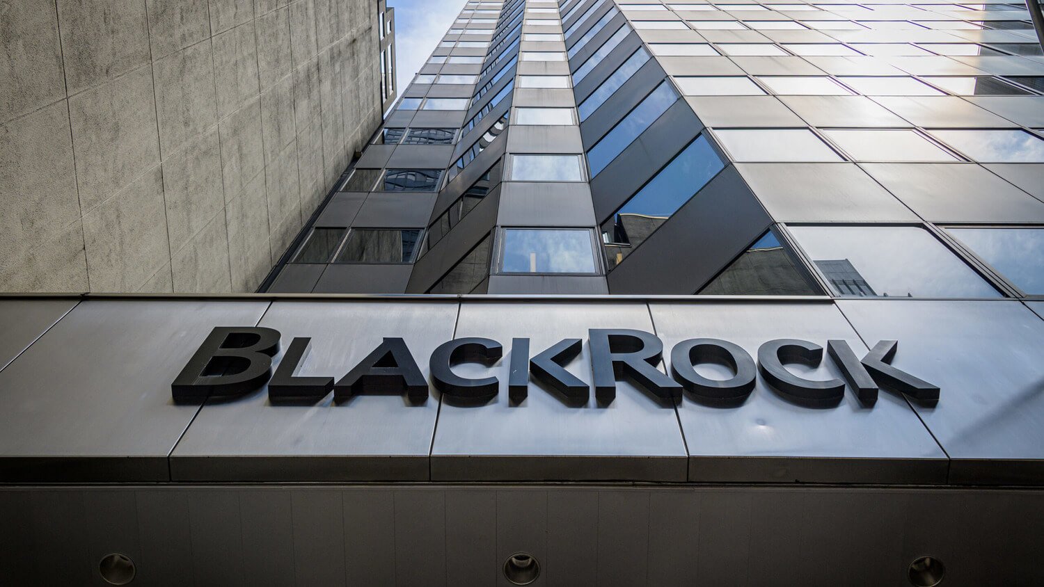 Почему инвесторы интересуются блокчейном. Логотип компании BlackRock. Фото.