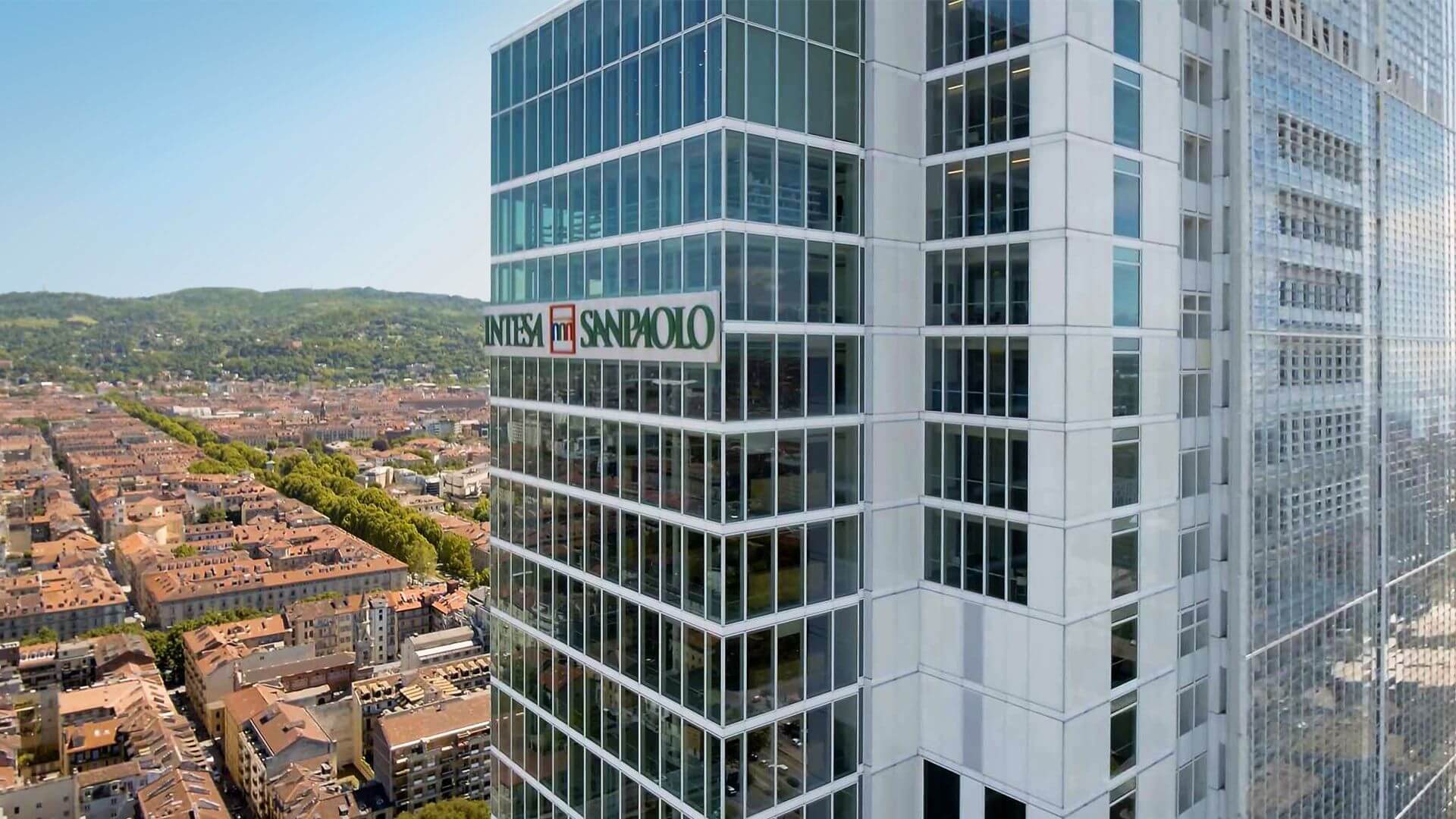 Кто сейчас владеет биткоинами. Логотип банка Intesa Sanpaolo. Фото.