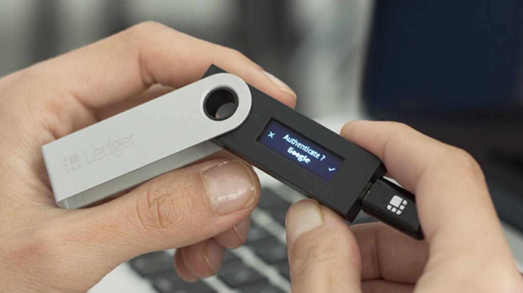 Как крадут деньги с криптокошельков. Аппаратный кошелёк Ledger Nano S. Фото.