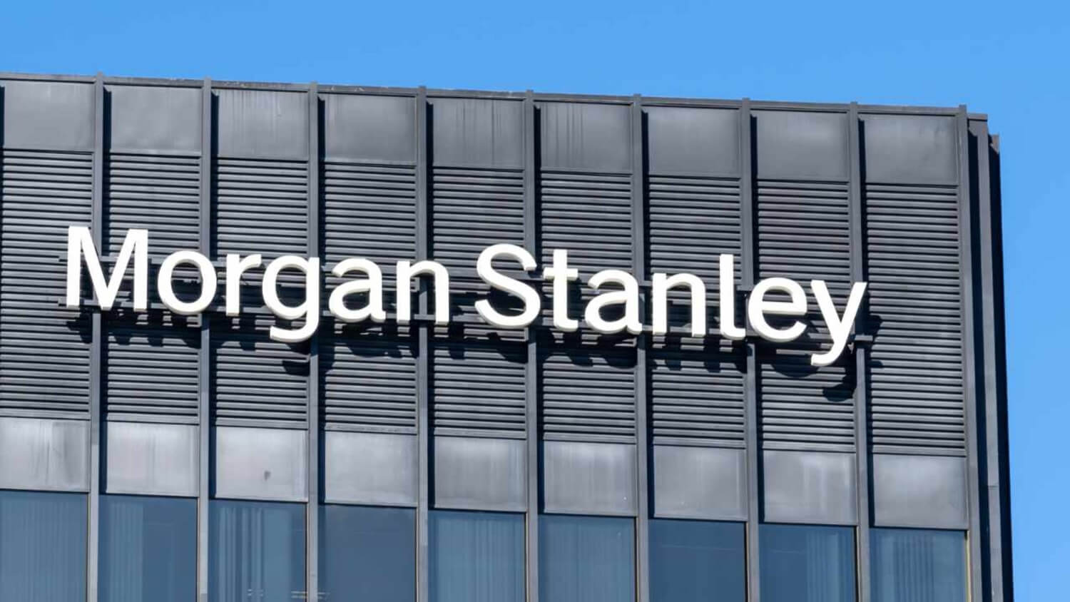 Американские банки начинают работать с криптовалютами. Логотип банка Morgan Stanley. Фото.