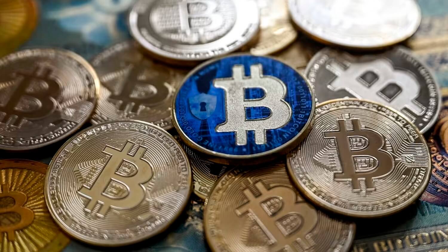 КРИПТОЖМЫХ / Очередной рекорд Биткоина и принятие криптовалютных законопроектов в США. Биткоин обошёл компанию Amazon по рыночной капитализации после роста выше 123 тысяч долларов. Что дальше? Фото.