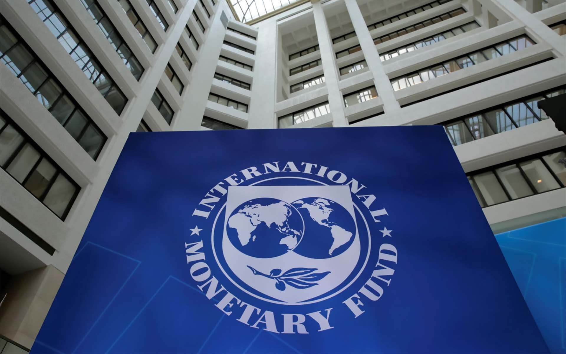 Кто покупает биткоины среди стран. Логотип МВФ. Фото.