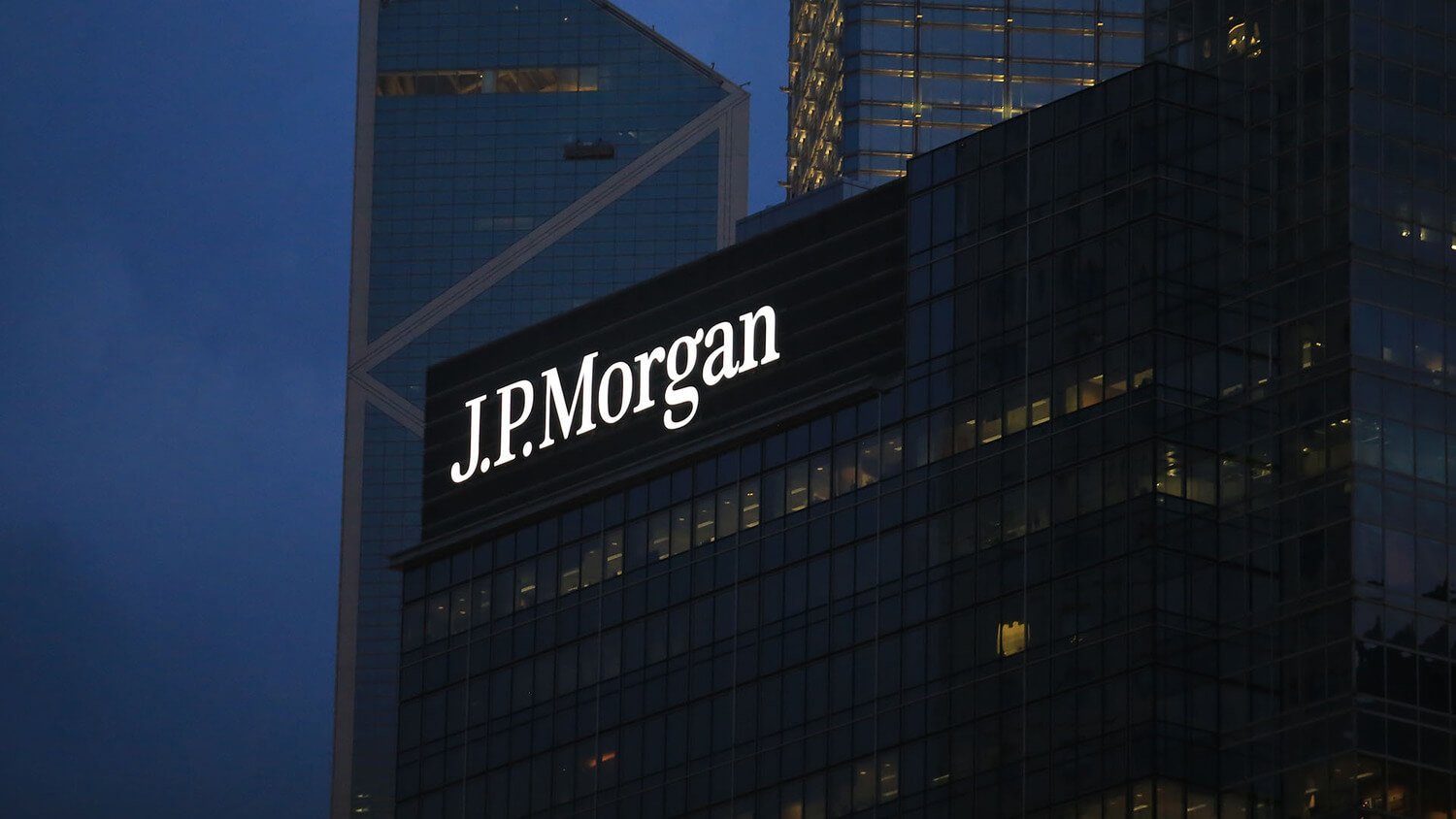 Какие компании покупают биткоины. Здание банка JP Morgan. Фото.