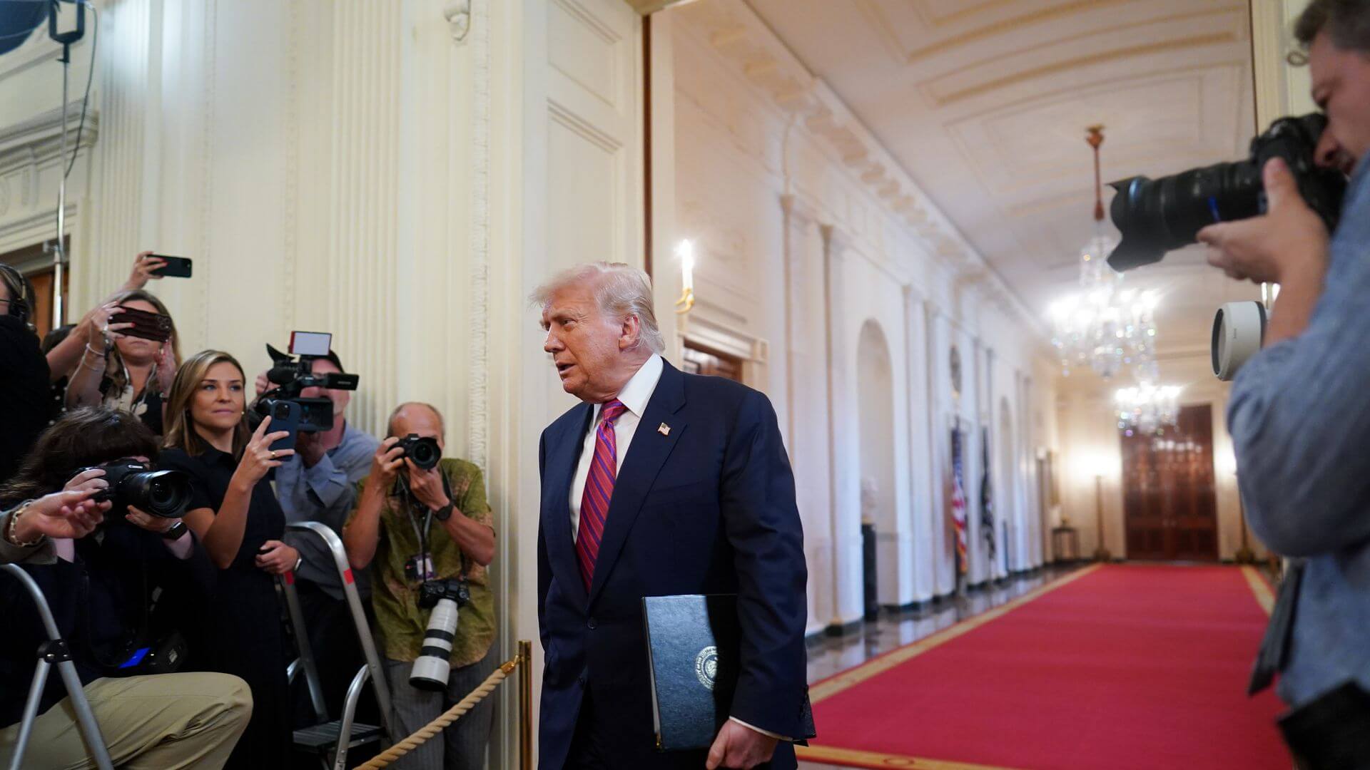 Перспективы развития стейблкоинов. Президент США Дональд Трамп перед подписанием законопроекта GENIUS. Фото.