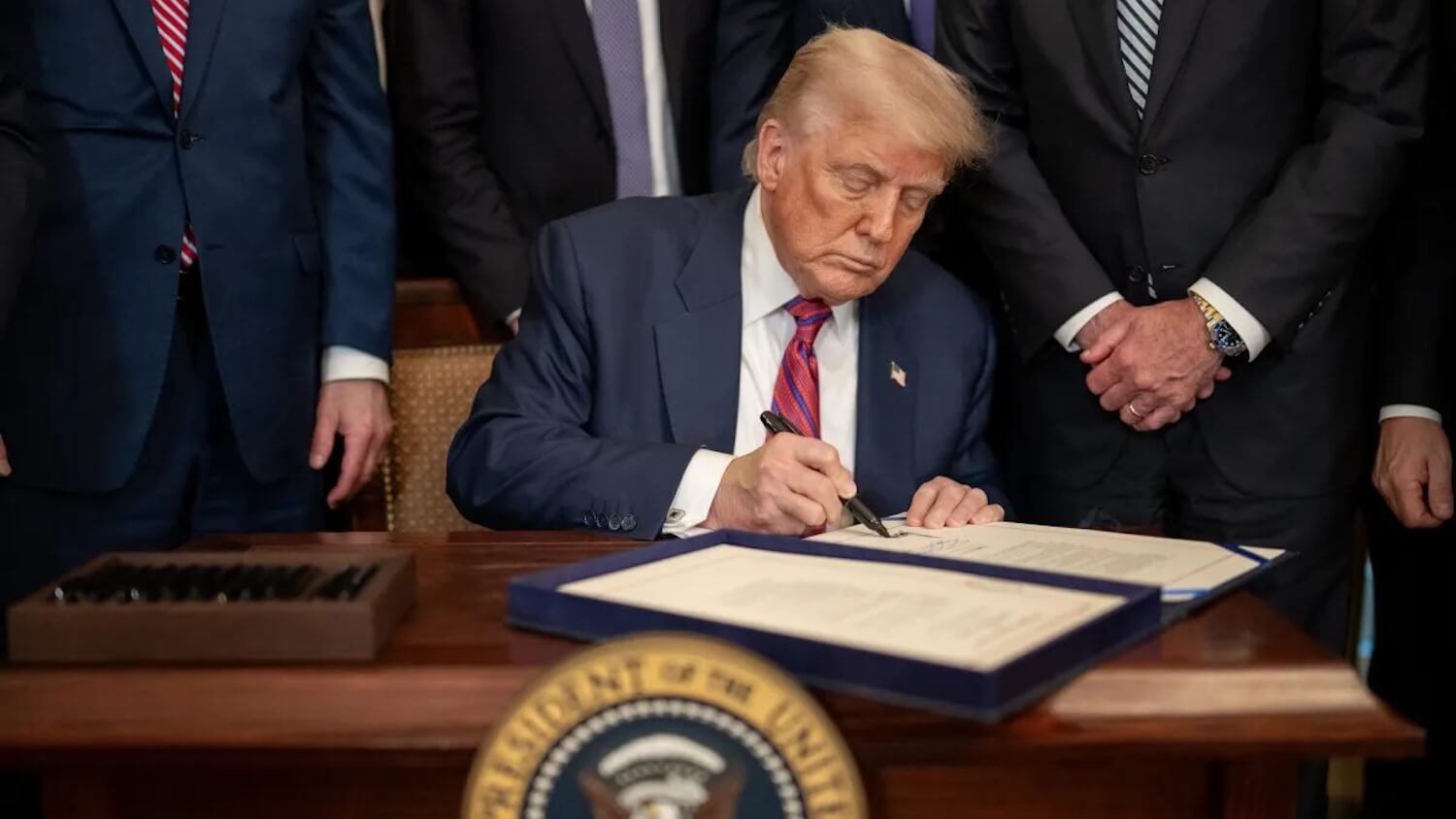 КРИПТОЖМЫХ / Отскок рынка криптовалют, назначение в ФРС США от Трампа и будущее буллрана монет. Трамп подпишет указ для защиты криптовалютных компаний от дебанкинга. Что это даст? Фото.