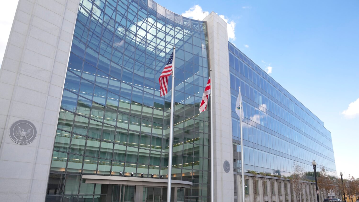 Позиция SEC по стейкингу криптовалют. Здание Комиссии по ценным бумагам и биржам США. Фото.