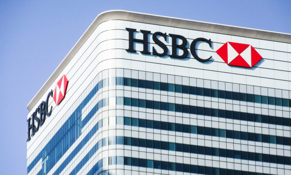 Финансы переходят в цифру. Логотип банка HSBC. Фото.