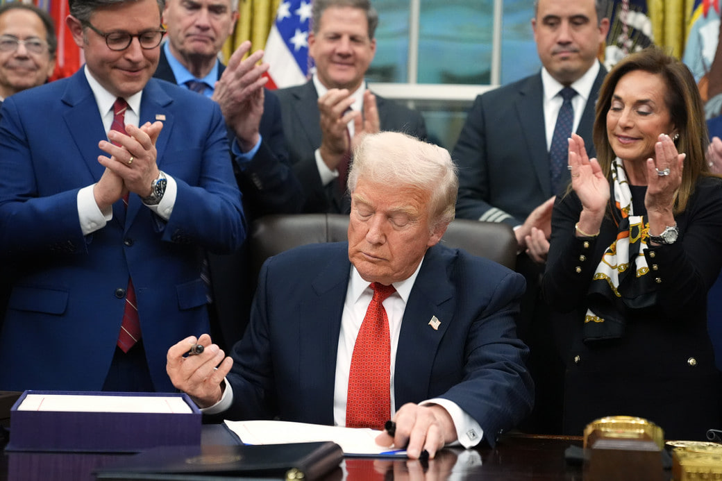 Трамп подписал закон о завершении приостановки работы правительства.